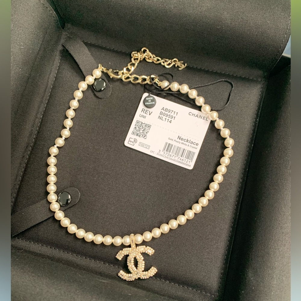 Chanel Classic REV Choker Pearl Crystal CC Logo Necklace 2024 New/ recei…